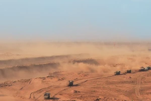 Ảnh: 'Bão' bụi bao phủ khu vực đang xây dựng sân bay Long Thành