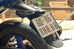 Vụ 4 biển số 'siêu đẹp' ở Đồng Nai: Tạm đình chỉ thêm 1 công an huyện 