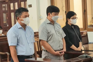 Hoãn xử vụ án VKS truy tố 1 tội, tòa đưa ra xử 1 tội