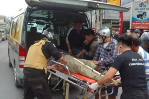 Giải cứu tài xế mắc kẹt trong cabin sau khi ô tô lao vào nhà dân