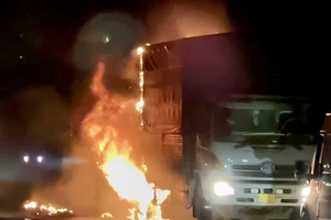 Xe tải chở nông sản bốc cháy dữ dội trên quốc lộ 20 