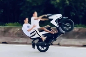 Bốc đầu xe máy chạy bằng một bánh trên quốc lộ 51