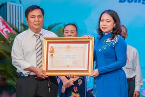 Phó Chủ tịch nước Võ Thị Ánh Xuân trao các phần thưởng cao quý tại Đồng Nai