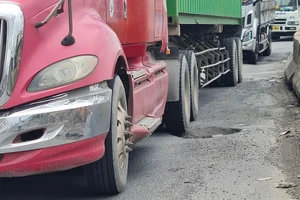 Dày đặc bẫy ổ gà trên quốc lộ 51, tuyến giao thông huyết mạch