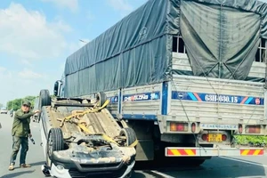 Va chạm xe tải, ô tô 5 chỗ lật ngửa trên quốc lộ