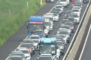 Ngày đầu nghỉ lễ 2-9, kẹt xe nghiêm trọng trên cao tốc Phan Thiết - Dầu Giây 