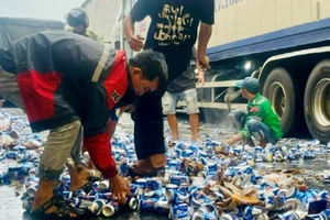 Giao thông ùn tắc vì hàng trăm thùng bia bị đổ xuống đường