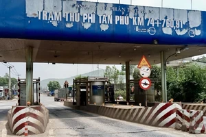 Tháo dỡ trạm thu phí trên quốc lộ 20 sau gần 3 năm dừng hoạt động