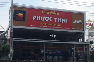 Truy bắt kẻ dùng súng xông vào nhà sách ở Đồng Nai cướp tiền 