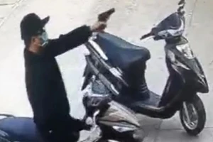 Dùng súng giả cướp tiền trong ngân hàng 