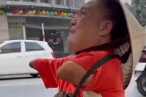 1 phụ nữ khuyết tật bị lừa tráo hơn 800 tờ vé số