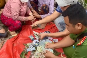 1 phụ nữ tổ chức sòng bạc giữa cánh đồng ở Đồng Nai để thu tiền xâu