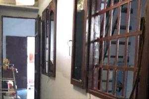 Cha cùng con 3 tuổi tử vong trong tư thế treo cổ