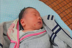 Trẻ sơ sinh chưa cắt dây rốn bị bỏ rơi trước cổng chùa ở Đồng Nai 