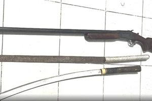 Mang theo súng, kiếm đi giải quyết mâu thuẫn thì bị Tổ công tác 161 tóm gọn