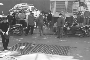 Mẹ khóc ngất bên thi thể con trai 8 tuổi tử vong sau va chạm xe tải 