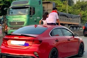 Bức xúc vì để trẻ em ngồi trên nóc xe ô tô như 'đùa giỡn với tử thần'
