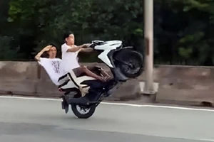 Khởi tố nhóm thanh niên bốc đầu xe quay clip đăng lên mạng xã hội