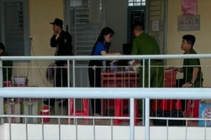 Nhiều cảnh sát khám xét tại Trung tâm phát triển quỹ đất huyện Long Thành