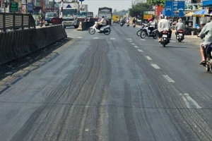 Quốc lộ 1 thuộc dự án BOT tuyến tránh Biên Hòa bị hư hỏng mặt đường 