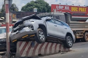 Tai nạn liên hoàn trên quốc lộ 51, ô tô ‘bay’ lên dải phân cách