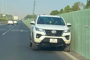 Tài xế giải thích việc lái xe ô tô đi ngược chiều trên cao tốc TP HCM - Dầu Giây