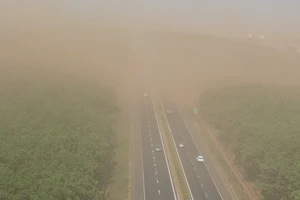 Chống 'bão bụi' từ sân bay Long Thành tràn lên đường cao tốc, khu dân cư ra sao?