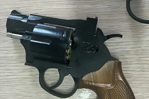 Hai tên cướp nổ súng khi bị cảnh sát truy bắt