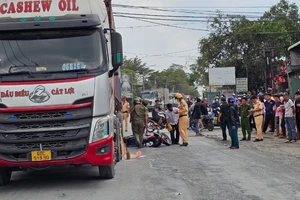 Mẹ khóc ngất khi thấy con gái 11 tuổi chết thảm trên đường đi học về