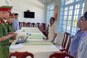 Khởi tố nguyên chủ tịch xã vì ký giấy tờ đất giả để vợ lừa đảo 11 tỉ đồng 