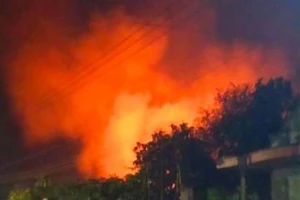 'Biển' lửa bao trùm nhà máy sản xuất giấy ở Đồng Nai