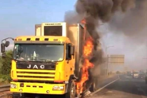 Cháy xe tải trên cao tốc TP.HCM - Long Thành - Dầu Giây 