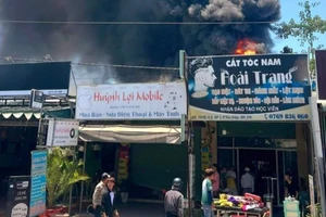 Cháy dữ dội tại bãi xe ô tô sát bên nhiều hàng quán