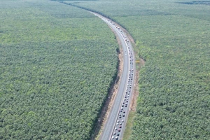 Ùn ứ kéo dài trên cao tốc Phan Thiết - Dầu Giây