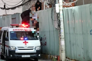 Nam thanh niên nghi bị rơi từ tòa nhà cao tầng trúng hàng rào sắt tử vong