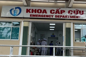 Bệnh viện báo động đỏ cứu người đàn ông bị chém khắp cơ thể