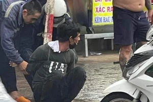 Video: Dân bao vây bắt tên cướp vung dao đâm người loạn xạ trên phố ở Đồng Nai