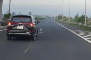 Tài xế lùi xe trên cao tốc TP.HCM - Long Thành - Dầu Giây