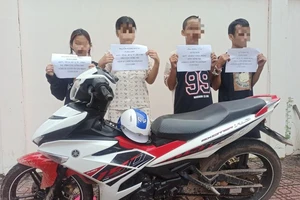 2 thiếu nữ 15 tuổi cùng nhóm bạn dàn cảnh cướp xe trong đêm