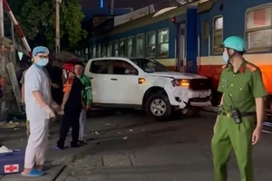 Clip ghi cảnh ô tô bán tải bị tàu hoả tông văng ở Đồng Nai, 5 người thương vong 