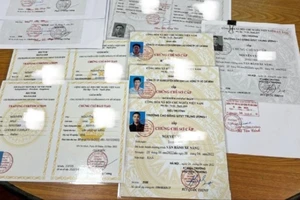 Bắt đôi nam nữ làm giả con dấu, tài liệu cơ quan nhà nước