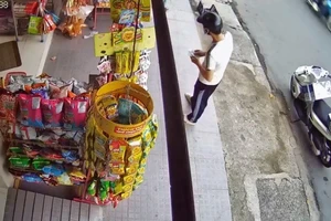 Chỉ 5 phút thực hiện 2 vụ lừa nữ chủ tiệm tạp hoá ở Đồng Nai
