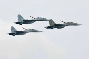 Ngắm 'hổ mang chúa' SU-30MK2 trên bầu trời