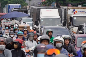 Hình ảnh kẹt xe nghiêm trọng các hướng vì Quốc lộ 51 đang sửa chữa