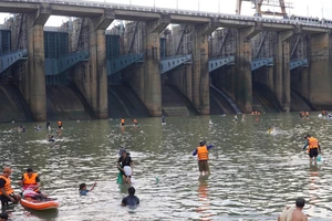 Triều cường dâng cao, Thủy điện Trị An đóng đập xả lũ khẩn