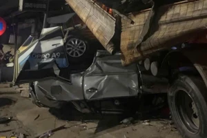 Xe container tông ô tô 7 chỗ lật nhào rồi lao thẳng vào nhà dân bên quốc lộ 51