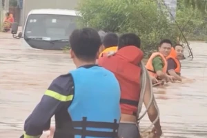 Nhiều người bị mắc kẹt do lũ dâng cao ở Đồng Nai