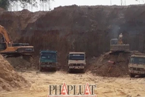 Truy tố nguyên Chủ tịch, Phó chủ tịch xã để xảy ra 'đại công trường' khai thác đất lậu