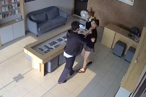 Clip: Hung thủ kề dao vào cổ nữ nhân viên cửa hàng cướp 5 điện thoại