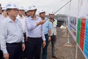 Ủy viên Bộ chính trị, Trưởng ban Tuyên giáo Trung ương thị sát sân bay Long Thành